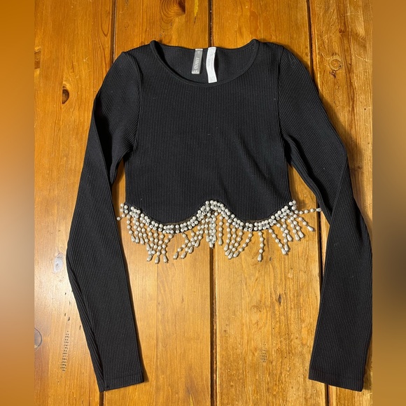 Anwnd Tops - Black Ribbed Long-Sleeve Pearl Fringe Crop Top